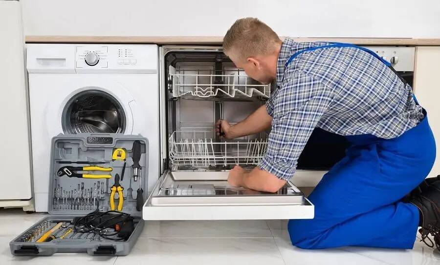 Çiğli ECA servisi teknisyen ekibi beyaz eşya tamiri yaparken